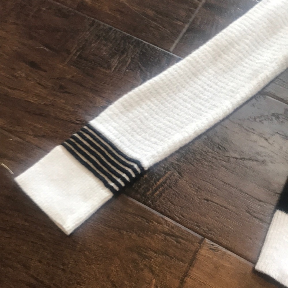 AE Light Sweater - Picture 10 of 12